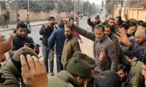 'वन्यजीव आकस्मिक मजदूरों ने श्रीनगर में मुख्यमंत्री आवास के बाहर विरोध प्रदर्शन किया | '